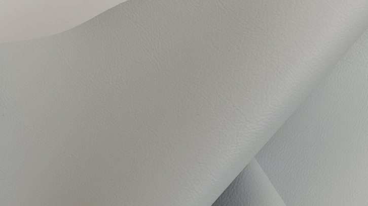 硅胶皮革面料与传统皮革在生产成本上存在多方面的差异，有机硅皮革具有一定优势，主要体现在以下几个方面：